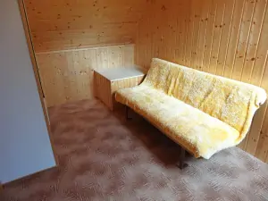 průchozí ložnice s rozkládacím gaučem pro 1 osobu