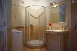 koupelna s rohovou vanou, sprchovým koutem a umyvadlem