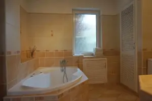 koupelna s rohovou vanou, sprchovým koutem a umyvadlem