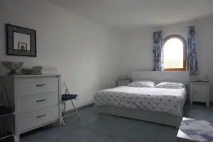 ložnice s dvojlůžkem a rozkládacím gaučem pro 1 až 2 osoby