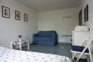 ložnice s dvojlůžkem a rozkládacím gaučem pro 1 až 2 osoby