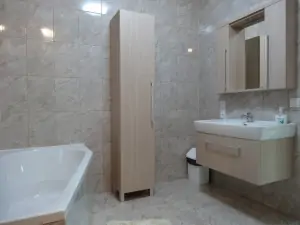 koupelna je vybavena vanou, sprchovým koutem a umyvadlem