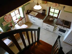 pohled ze schodiště dolů do kuchyně