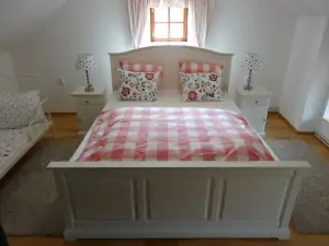 ložnice s dvojlůžkem a dětskou postelí pro dítě do 6 let