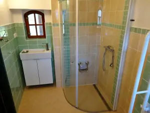 koupelna v přízemí je vybavena sprchovým koutem, umavadlem a WC
