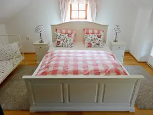 ložnice s dvojlůžkem a dětskou postelí pro dítě do 6 let