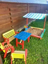 pískoviště a dětský nábytek na zahradě