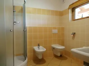 koupelna je vybavena sprchovým koutem, WC, bidetem a umyvadlem