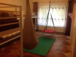 ložnice se 3 patrovými postelemi a nově zřízená houpačka