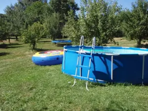 v létě je na zahradě k dispozici zahradní bazén a trampolína