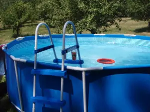 bazén je v letních teplých dnech příjemné osvěžení nejen pro děti