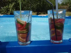 bazén na zahradě a malé osvěžení v podobě ovocného nápoje
