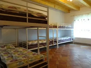 ložnice se 3 patrovými postelemi