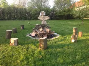 připravené ohniště na zahradě