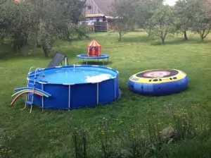 v létě je na zahradě k dispozici zahradní bazén a trampolína