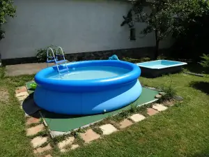 zahradní bazén (průměr 3 m) a koupací vana
