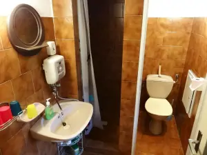 koupelna se sprchovým koutem, WC a umyvadlem v chalupě