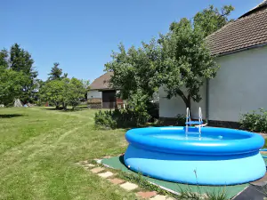 během července a srpna je na zahradě chalupy k dispozici zahradní bazén (průměr 3 m)