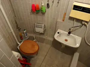koupelna se sprchovým koutem, WC a umyvadlem ve mlýně