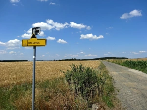 cyklotrasa vedoucí ke koupališti v kempu Baldovec