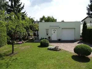 chata České Budějovice leží v oplocené zahradě