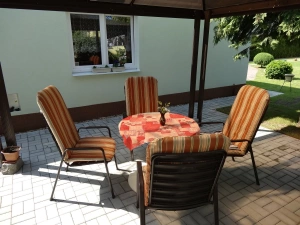 u chaty se nachází pergola s venkovním posezením