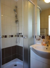 koupelna je vybavena sprchovým koutem, WC a umyvadlem