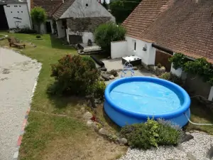 k dispozici je zahradní bazén (průměr 3 m)