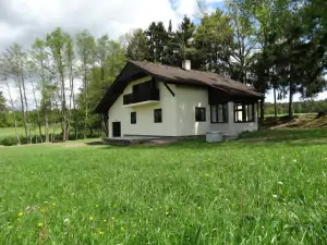 chata Chabrovice se nachází na krásném romantickém místě na samotě u rybníka a lesa