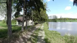 chata Chabrovice se nachází přímo u rybníka