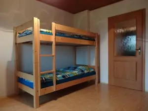 ložnice s patrovou postelí a dvojlůžkem