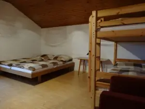 ložnice s patrovou postelí a 2 lůžky
