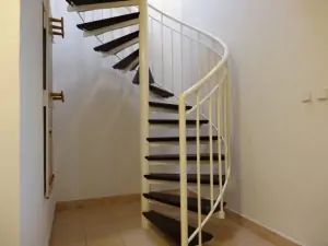z chodby vede točité schodiště do podkroví