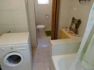 WC je od koupelny odděleno zahrnovacími dveřmi