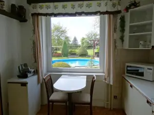 z okna kuchyně je krásný výhled přímo na zahradu k bazénu