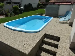 zapuštěný bazén (6 x 4 x 1,4 m)