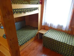 průchozí ložnice s lůžkem a patrovou postelí