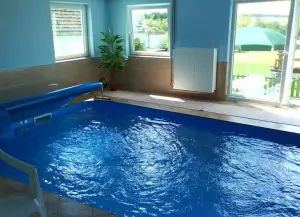 v přízemí domu je k dispozici vnitřní bazén
