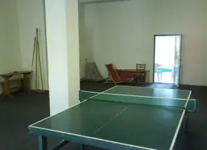 sportovní místnost se stolním tenisem a stolním fotbalem