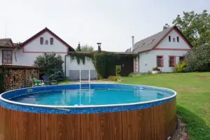 na zahradě za chalupou lze využít bazén a trampolínu