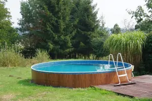 zahradní bazén (průměr 4,5 m)