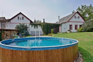 na zahradě za chalupou lze využít bazén a trampolínu