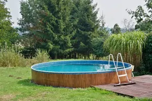 zahradní bazén (průměr 4,5 m)