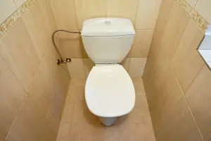 přes koupelnu je přístupné samostatné WC