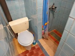 část č. 1 - koupelna se sprchovým koutem a WC