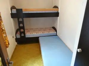 část č. 1 - ložnice s patrovou postelí a lůžkem