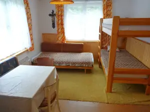 část č. 2 - pokoj (ložnice) s patrovou postelí a lůžkem