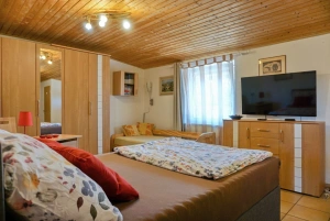 ložnice s dvojlůžkem a lůžkem