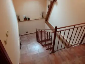 schodiště do podkroví chalupy