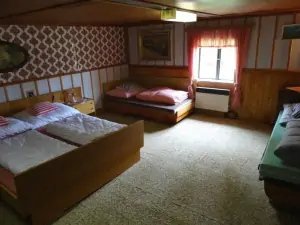 ložnice s dvojlůžkem a 2 lůžky